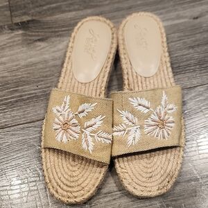 Jewel Badgley Mischka Women's Sz 8 Flat Slip-Ons with Floral Embroidery